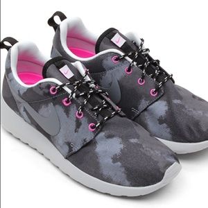 Nike Roshe Run - Black/Gray/Pink Camo